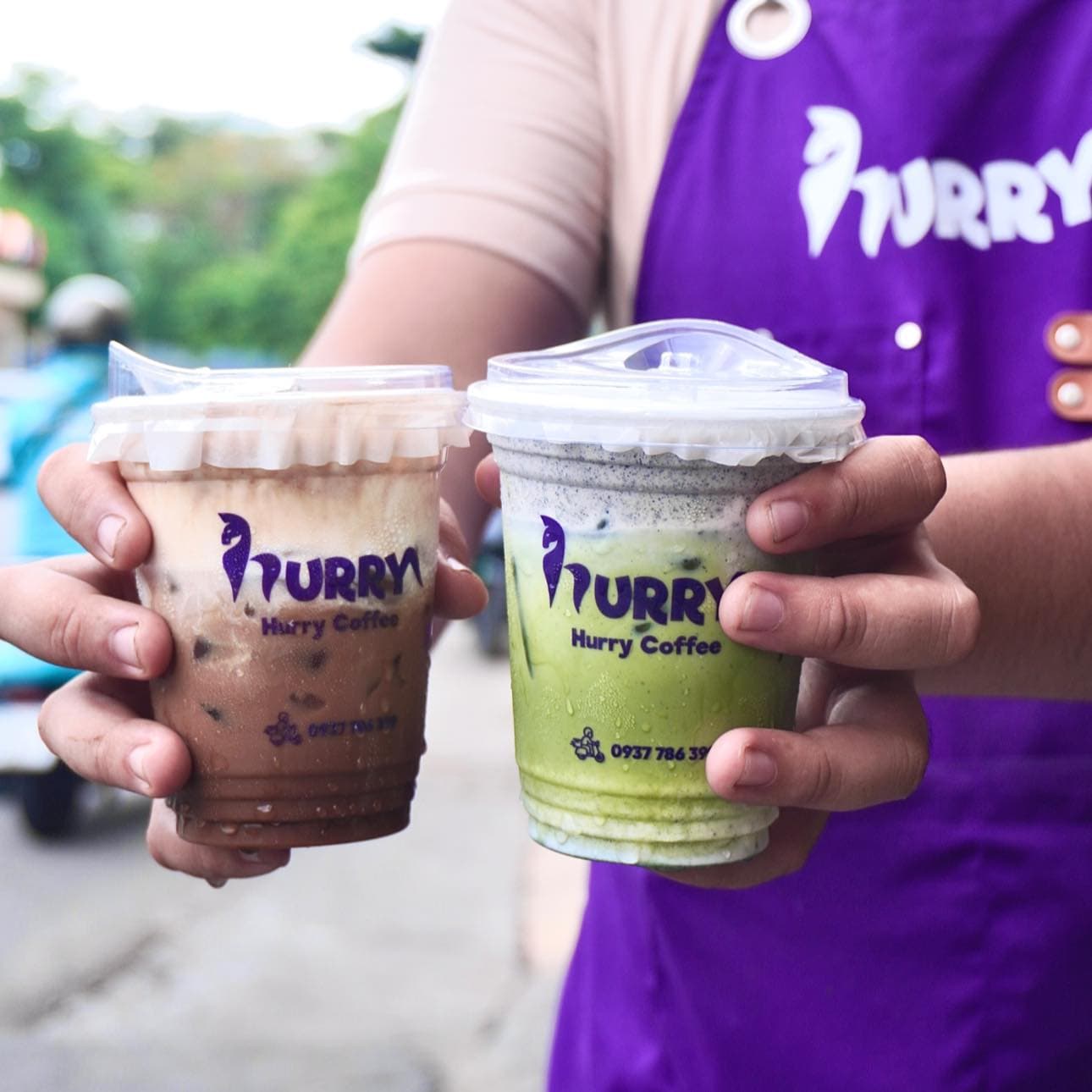 Khách cầm 2 ly: Coffee và Matcha
