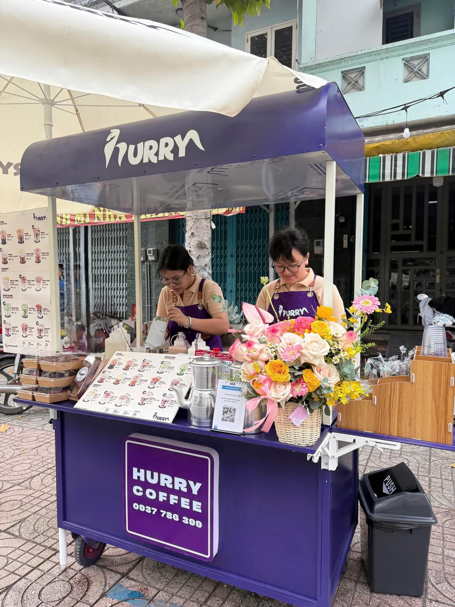 Kiosk Hurry Coffee trên đường phố